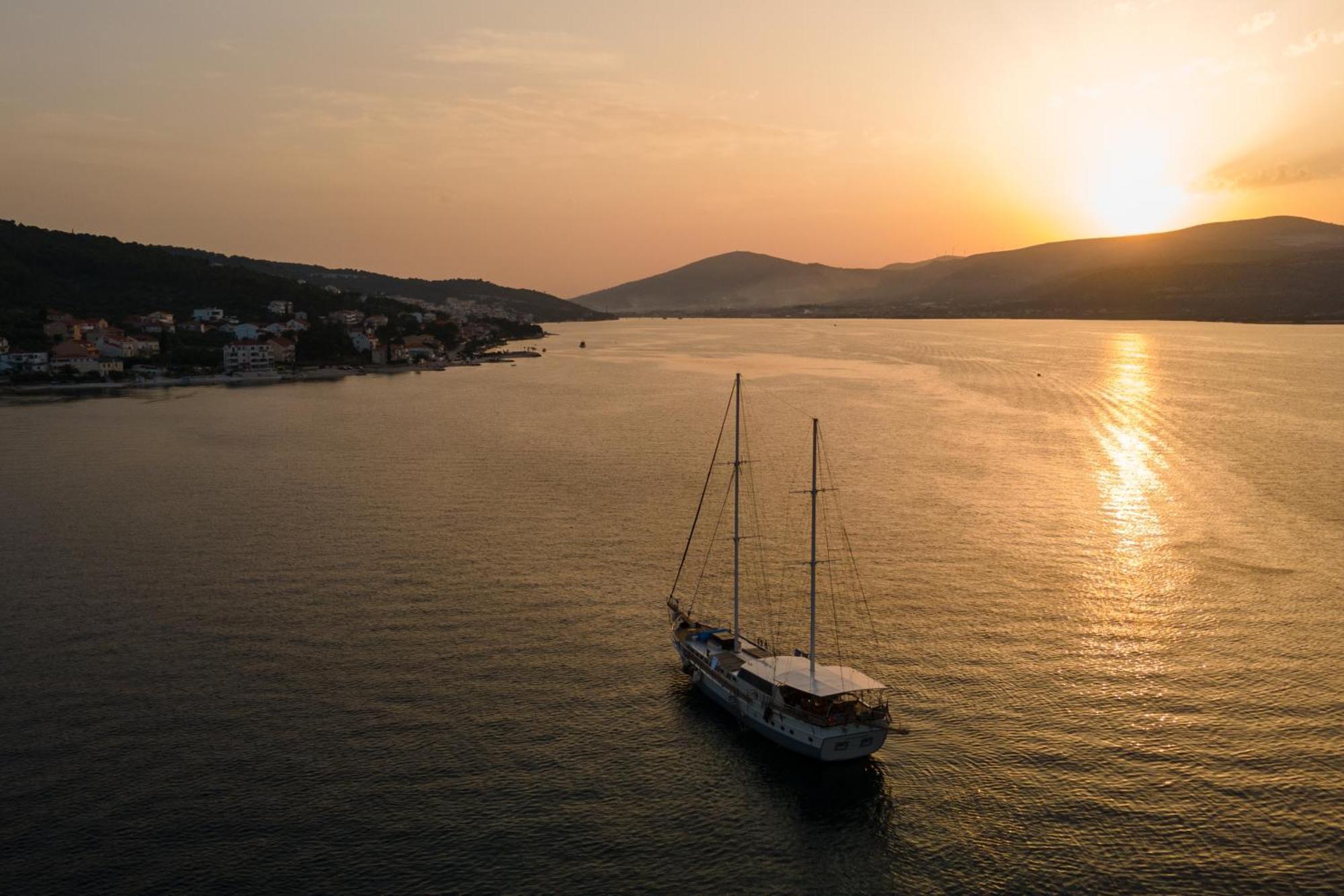 Apartments By The Sea Arbanija, Ciovo - 1085 Trogir Bagian luar foto